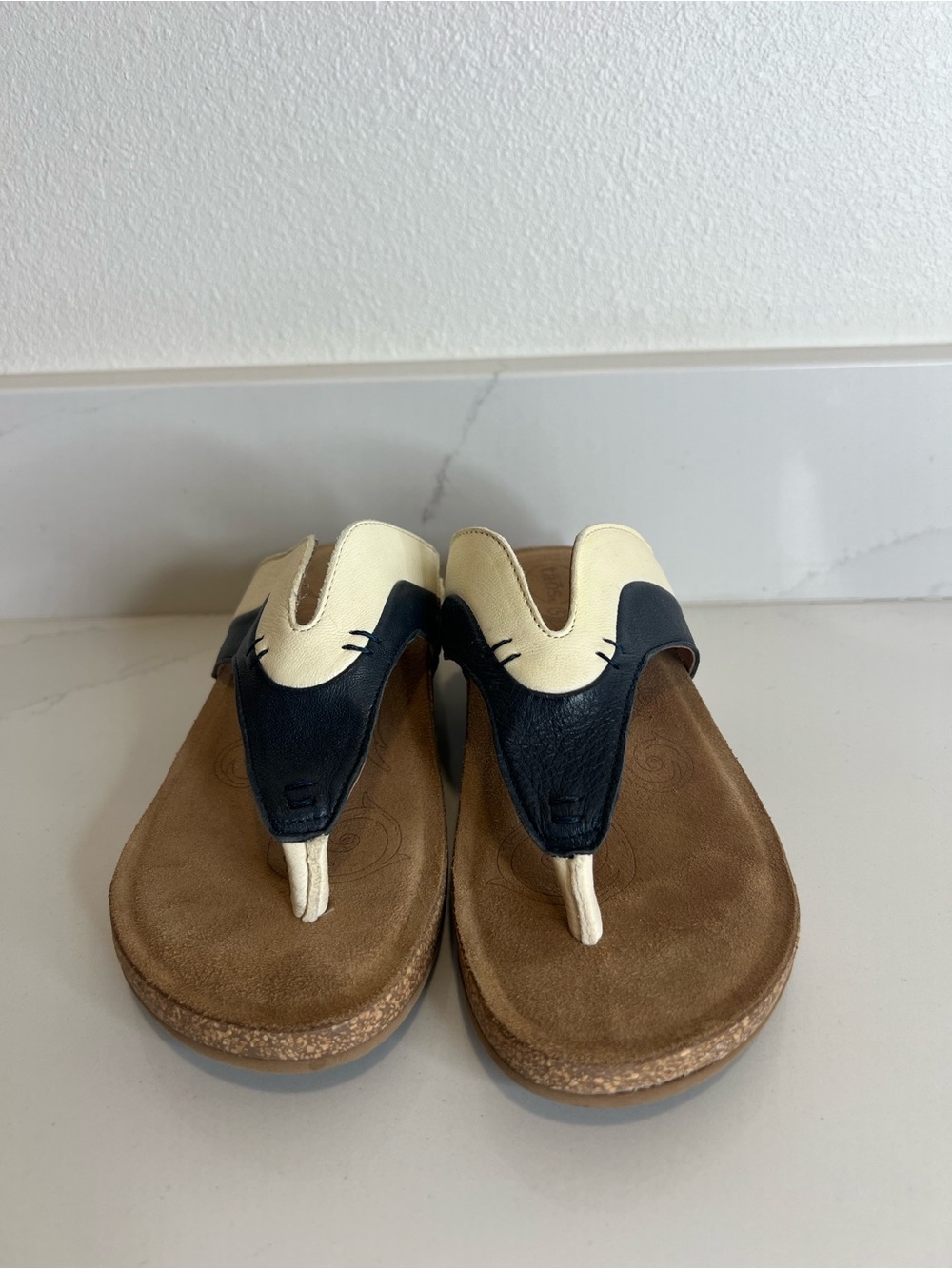 Taos Women’s Two-Tone Navy and Cream Comfort Flip Flop Sandals size 6